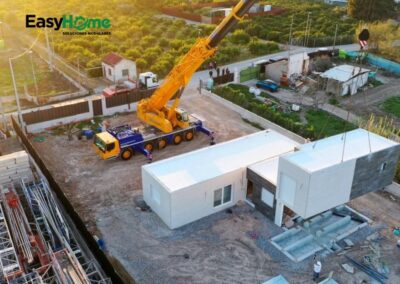 Montaje de vivienda EasyHome con grúa en proceso - contacto EasyHome